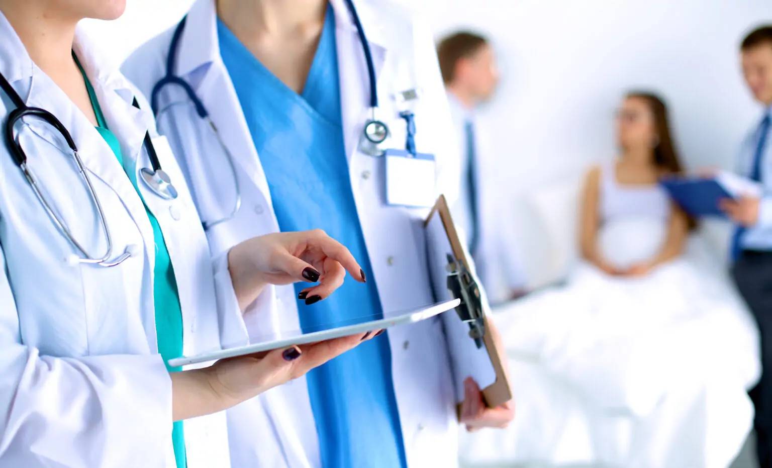 France : des milliers de médecins étrangers menacés d'expulsion à cause de...