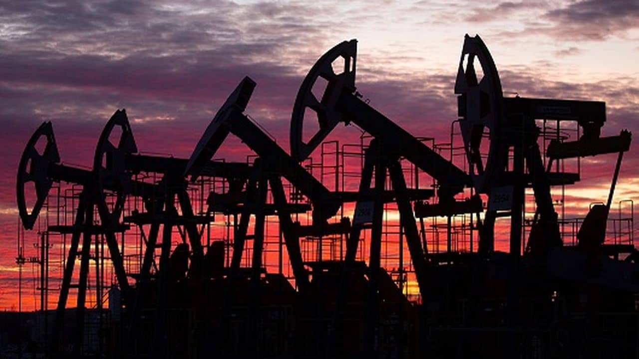 Cours du Pétrole : Un ballet entre dollar en Baisse et tensions épiques Cours du Pétrole : Un ballet entre dollar en Baisse et tensions épiques