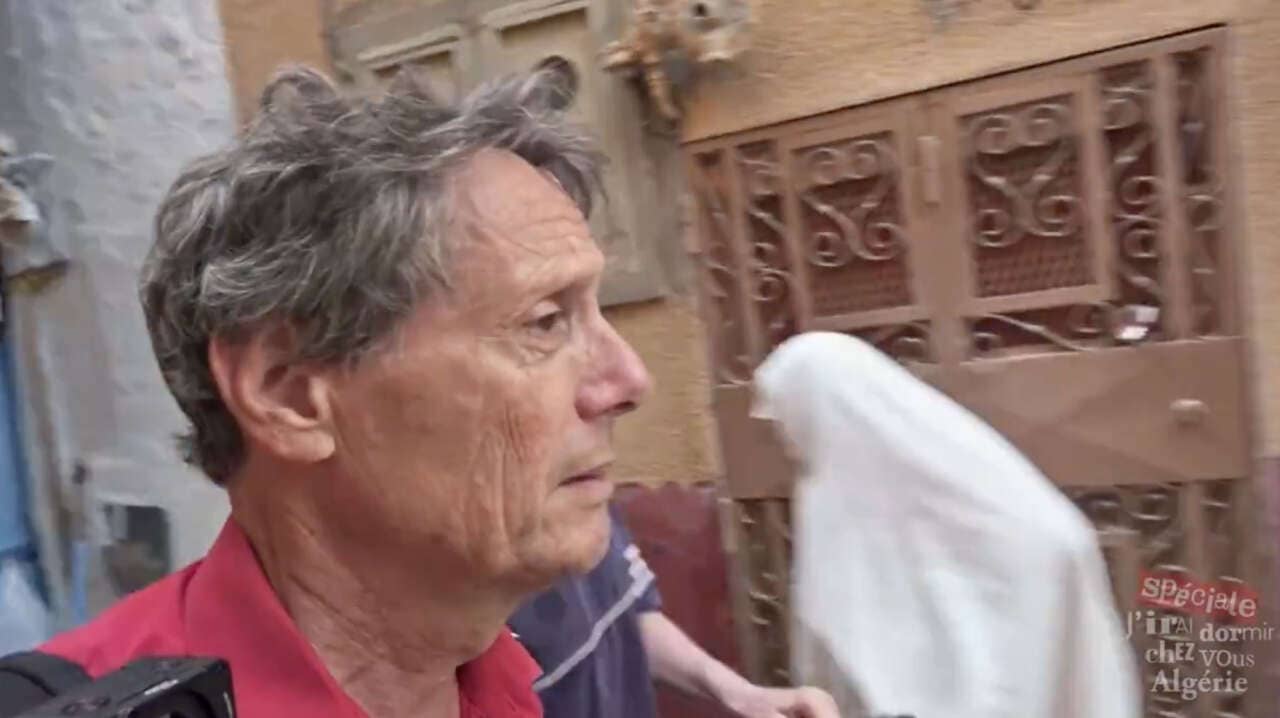 « J&rsquo;irai dormir chez vous » en Algérie : le séjour d&rsquo;Antoine de Maximy sous surveillance policière