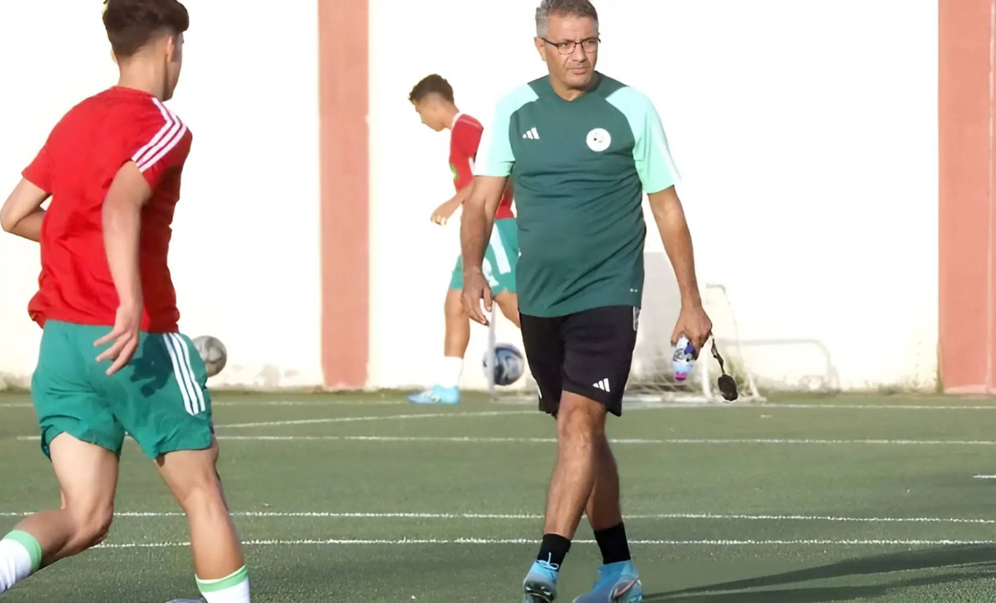 Scandale en Algérie : Le sélectionneur U20 gifle ses joueurs en plein match (vidéo)