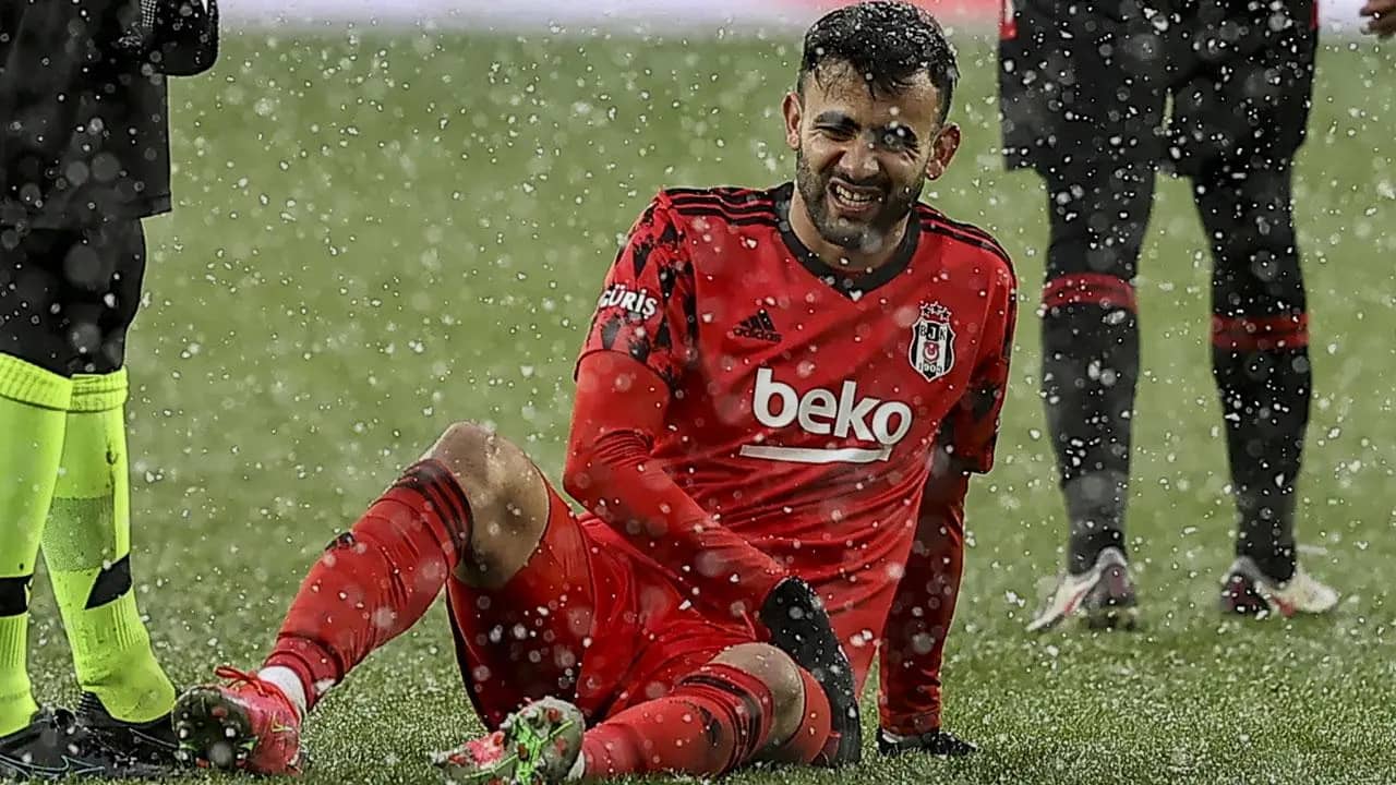 Coup dur pour Rachid Ghezzal! Le Fennec regarde, impuissant, sa prometteuse carrière partir en couille Rachid Ghezzal poussé vers la sortie au Besiktas