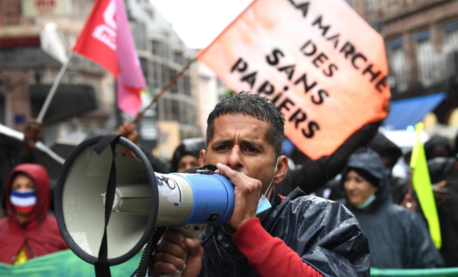 France : une ère remplie d'espoir sonne pour les sans-papiers