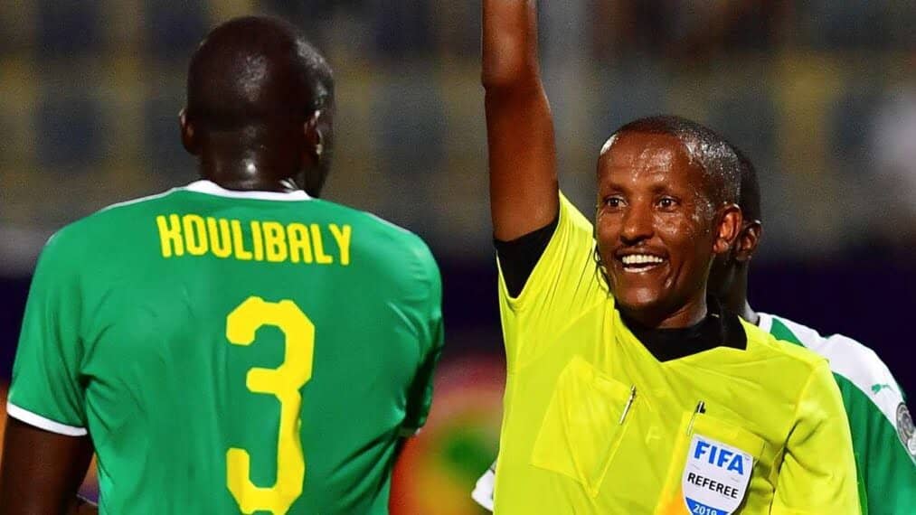 Tessema Bamlak Weyesa qui donne un carton jaune