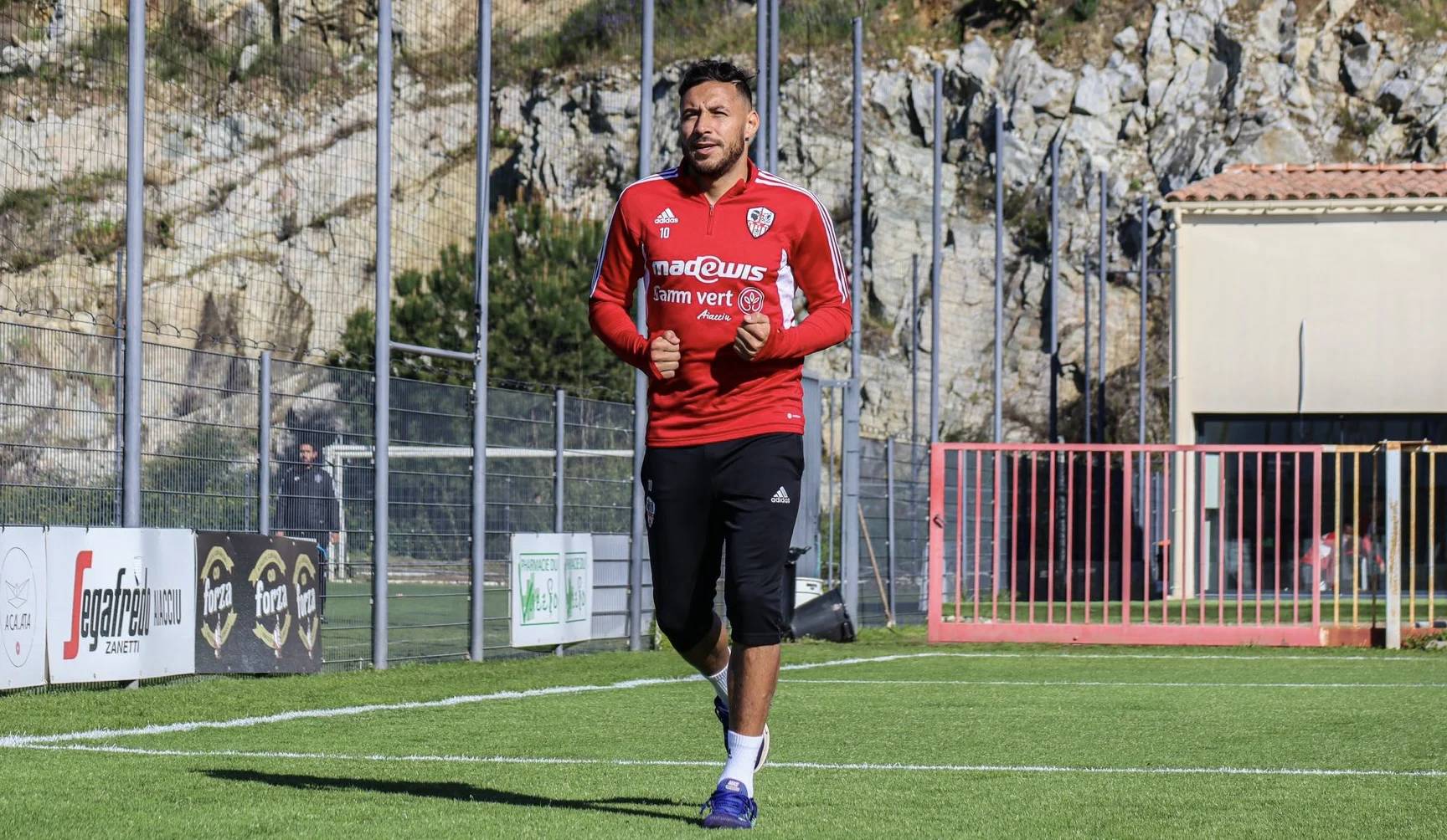 Youcef Belaïli : Un Possible Retour au Mouloudia Bloqué par des Obstacles