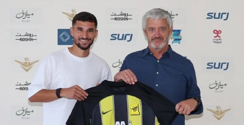 Houssem Aouar rejoint Al-Ittihad : Karim Benzema, un acteur clé de ce recrutement Houssem Aouar signe un contrat de quatre ans avec Al-Ittihad Djeddah, rejoignant Karim Benzema.
