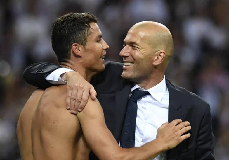 Zinedine Zidane en route vers l'Arabie Saoudite ? El Nassr prêt à frapper fort sous l'impulsion de Cristiano Ronaldo Zinedine Zidane en route vers l'Arabie Saoudite ? El Nassr prêt à frapper fort sous l'impulsion de Cristiano Ronaldo