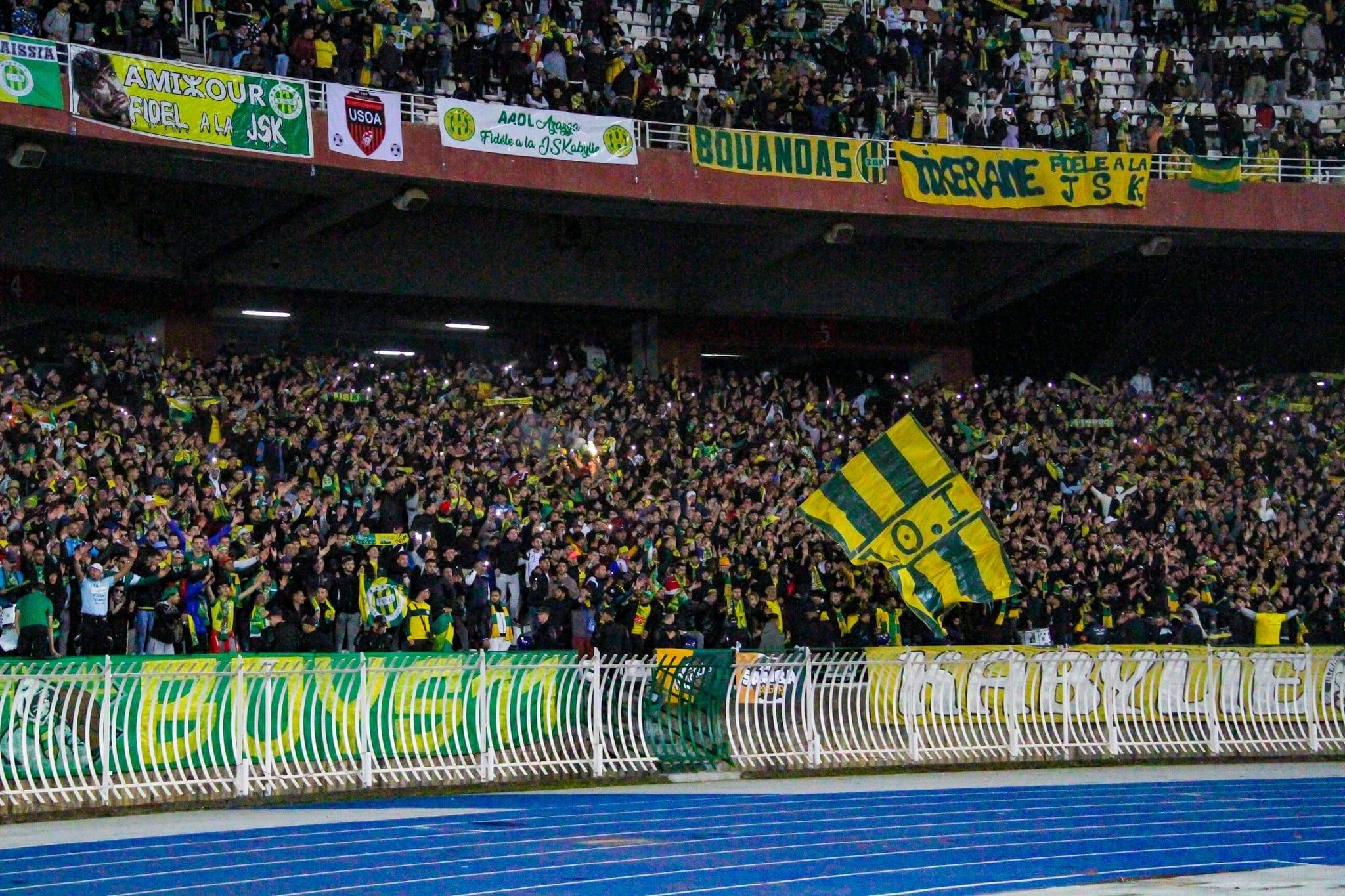 Geste émouvant de la maman du gardien de la JS Kabylie : Toute l'Algérie envahie par une vague d'émotions La maman du gardien de la JS Kabylie émeut les supporters