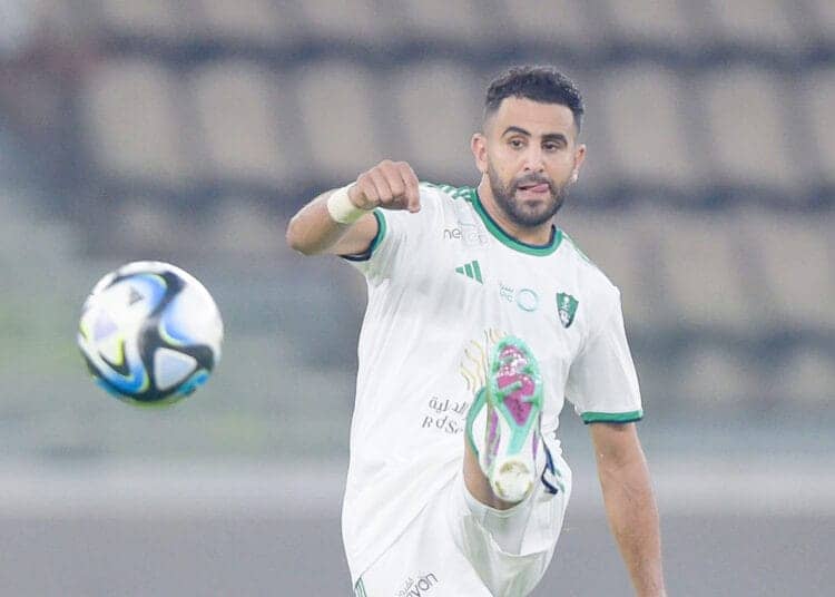Riyad Mahrez élu dans le onze de l’Année en Arabie Saoudite : le grand retour du patron des Fennecs !