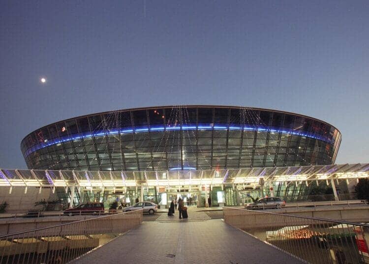Onde de choc à l'aéroport de Nice : Un sans-papiers tunisien casse une vitre blindée... Aéroport de Nice : Un sans-papiers tunisien casse une vitre blindée pour échapper à l'expulsion