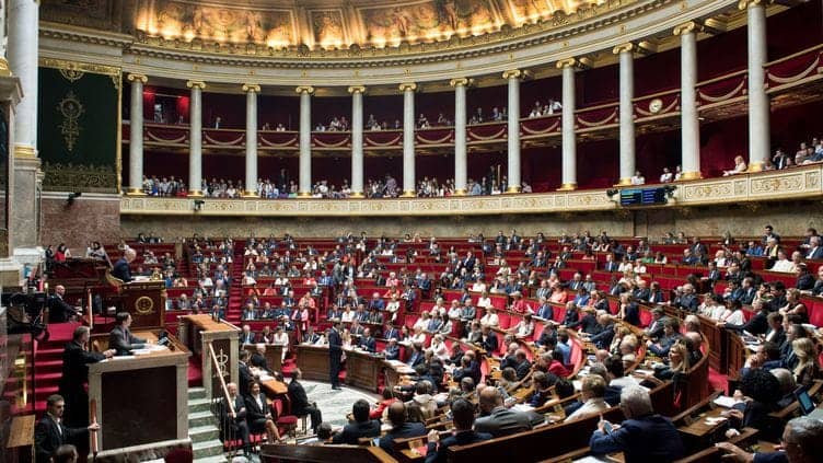 Crise France-Algérie : Coup de théâtre ! Les tensions s’invitent au Parlement français Crise France-Algérie : Coup de théâtre ! Les tensions s’invitent au Parlement français