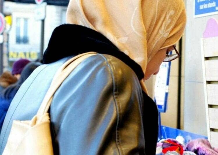 Attribution d'alternance en France : les étudiantes voilées laissées pour compte? Discrimination en France : une étudiante algérienne relate