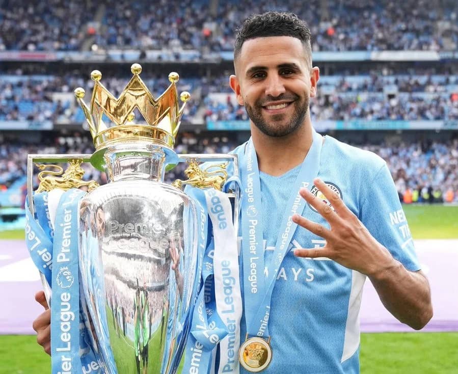 Riyad Mahrez à 90 minutes d’un exploit jamais vu dans l’histoire du football ! « Je vais jouer au Barça » : la prophétie choc de Riyad Mahrez, révélée par Bentaleb, qui fait trembler les réseaux !