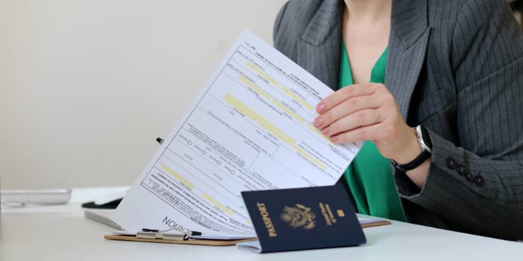Titres de séjour et permis de travail dès juillet 2025 : durcissement des règles dans ce pays