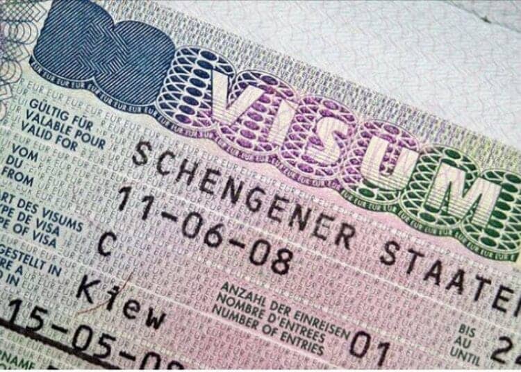 Visas Schengen : la France durcit le ton avec l’Algérie