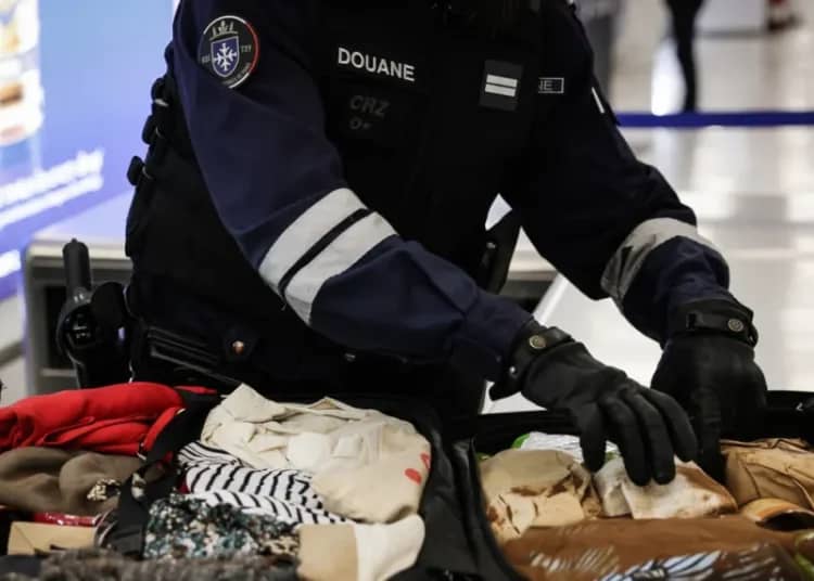 Annaba : Saisie de 23.000 € sur une femme tentant de fuir vers la Turquie ! Saisie choc à Annaba : une voyageuse cache 23.000 € sur elle pour fuir vers la Turquie !