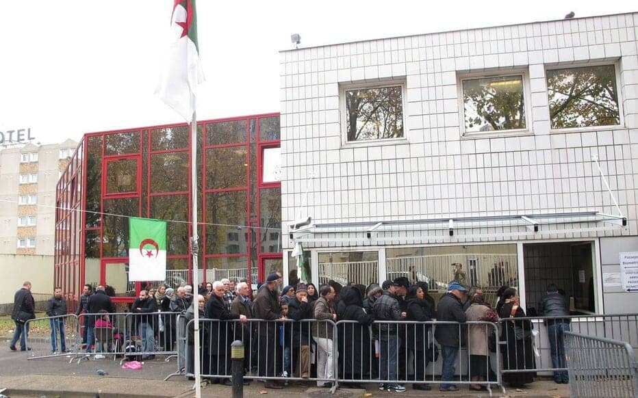 Consulat d’Algérie à Bobigny : “C’est l’enfer sur terre !” Usagers à bout, témoignages-chocs à l’appui Consulat d’Algérie à Bobigny : “C’est l’enfer sur terre !” Usagers à bout, témoignages-chocs à l’appui