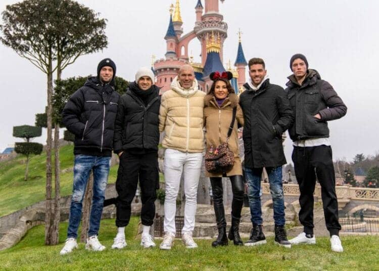 Zinedine Zidane célèbre un événement exceptionnel avec sa famille et ses proches Zinedine Zidane célèbre un événement exceptionnel avec sa famille et ses proches
