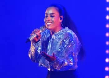 Amel Bent célèbre avec émotion l’obtention de la nationalité algérienne : retour sur ce moment fort