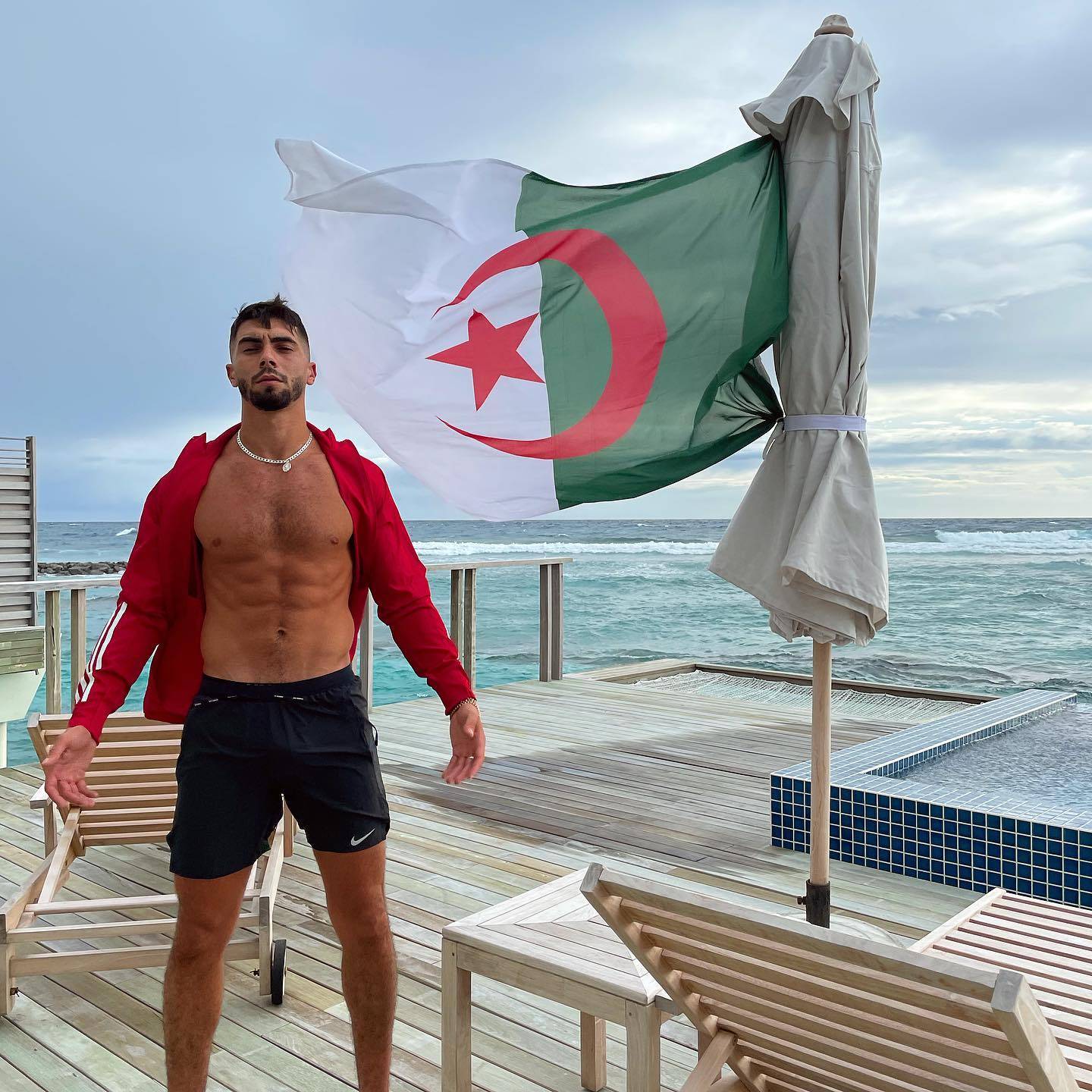 Le rappeur franco-algérien Anas Benturquia échappe de peu à la mort lors d’un grave accident au Maroc Anas Benturquia
