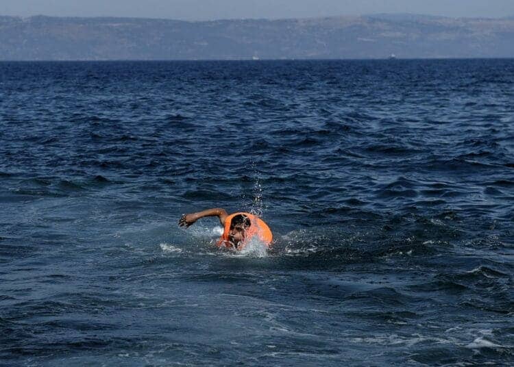 Ce Migrant Marocain brave la mer pour rejoindre l’Espagne à la nage : une traversée risquée qui captive l’attention