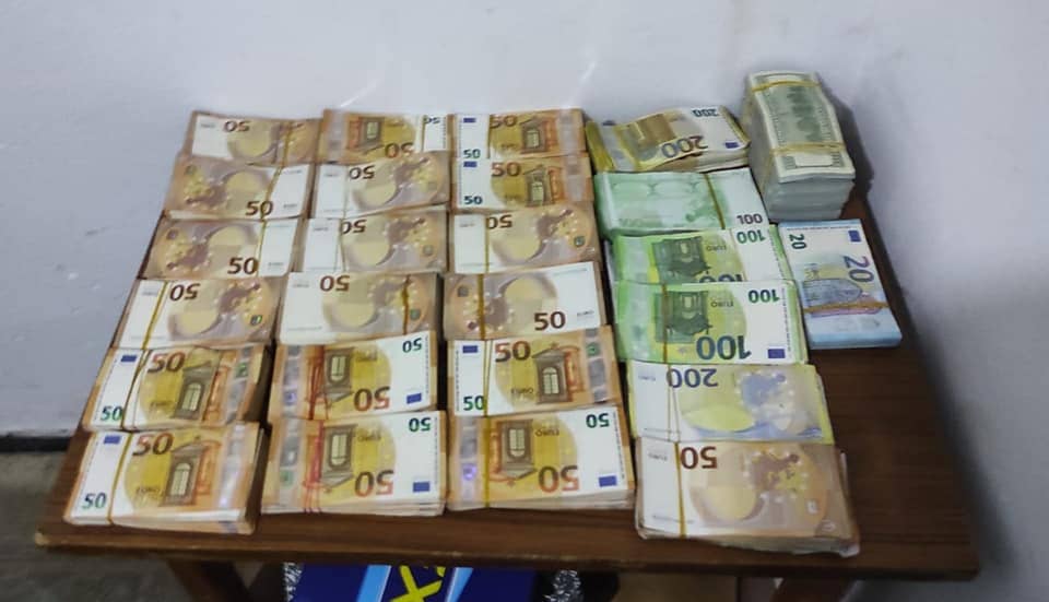 Saisie record de devises à la frontière algérienne : une opération coup de filet des douanes Saisie record de devises à la frontière algérienne : une opération coup de filet des douanes