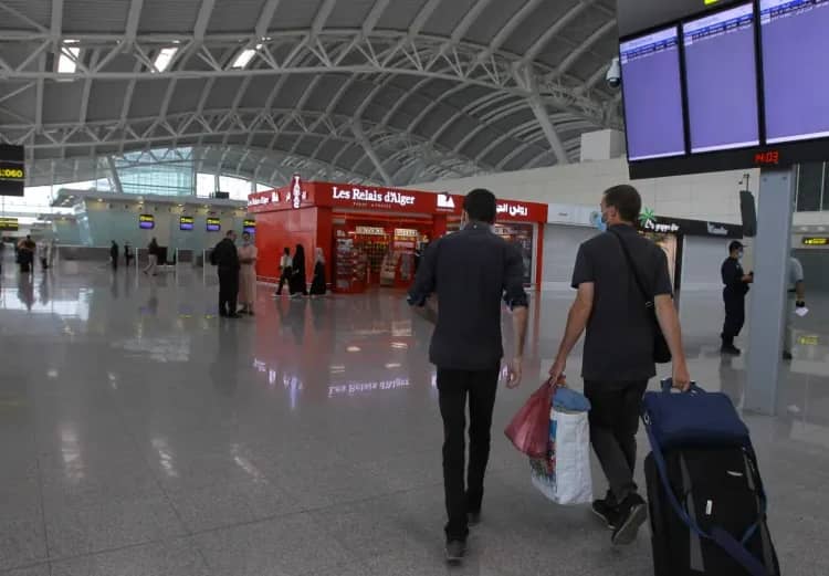 Arrestation à l’aéroport d’Alger : un passager interpellé avec un faux visa Schengen