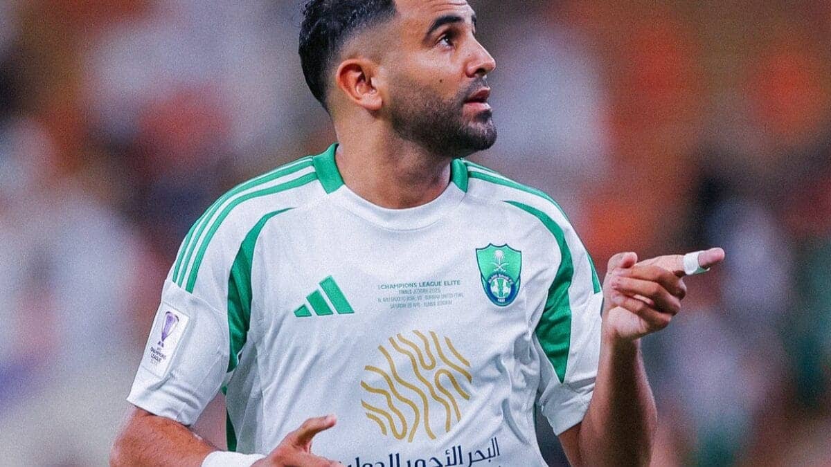 Riyad Mahrez critique les binationaux indécis et défend fièrement le choix de l’Algérie Riyad Mahrez : bien plus qu’un coéquipier, un véritable frère de cœur sur et en dehors du terrain