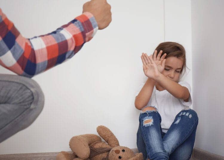 Violences choquantes à Mostaganem : la vidéo d’un père frappant son enfant provoque l’indignation sur le web