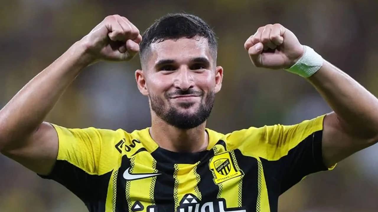 Le grand retour inattendu qui secoue l’Algérie Houssem Aouar sous le feu des critiques : échec et pression à Al-Ittihad