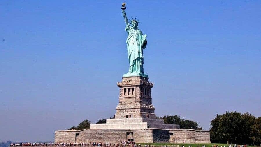 Le parcours inspirant d’Omar Bouchaar : de Constantine aux palaces de New York, l’ascension d’un prodige de l’hôtellerie aux États-Unis