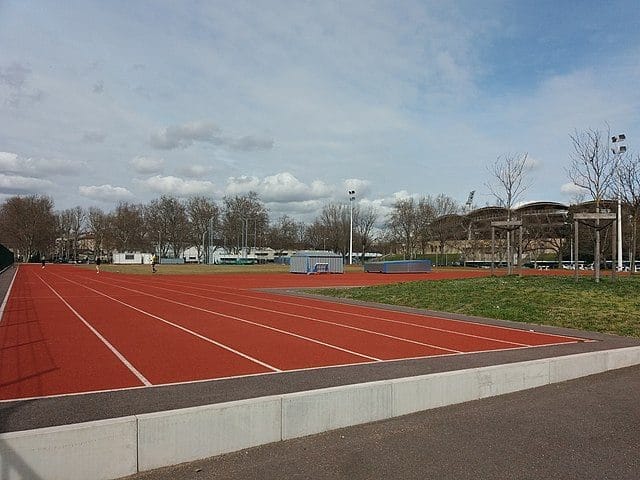 640px Lyon 7e Allee Pierre de Coubertin Piste dathletisme Melina Robert Michon vue depuis langle sud