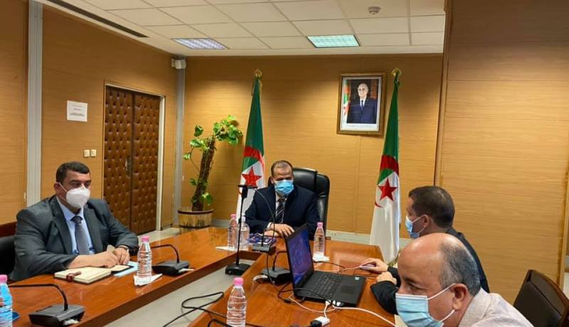 وزير التجارة وترقية الصادرات يترأس إجتماعا بمقر الوزارة