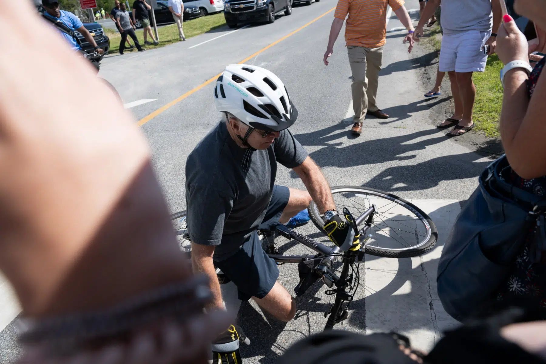 Le Président des Etats Unis d'Amérique Joe Biden tombe de son vélo durant sa balade matinale (Vidéo)