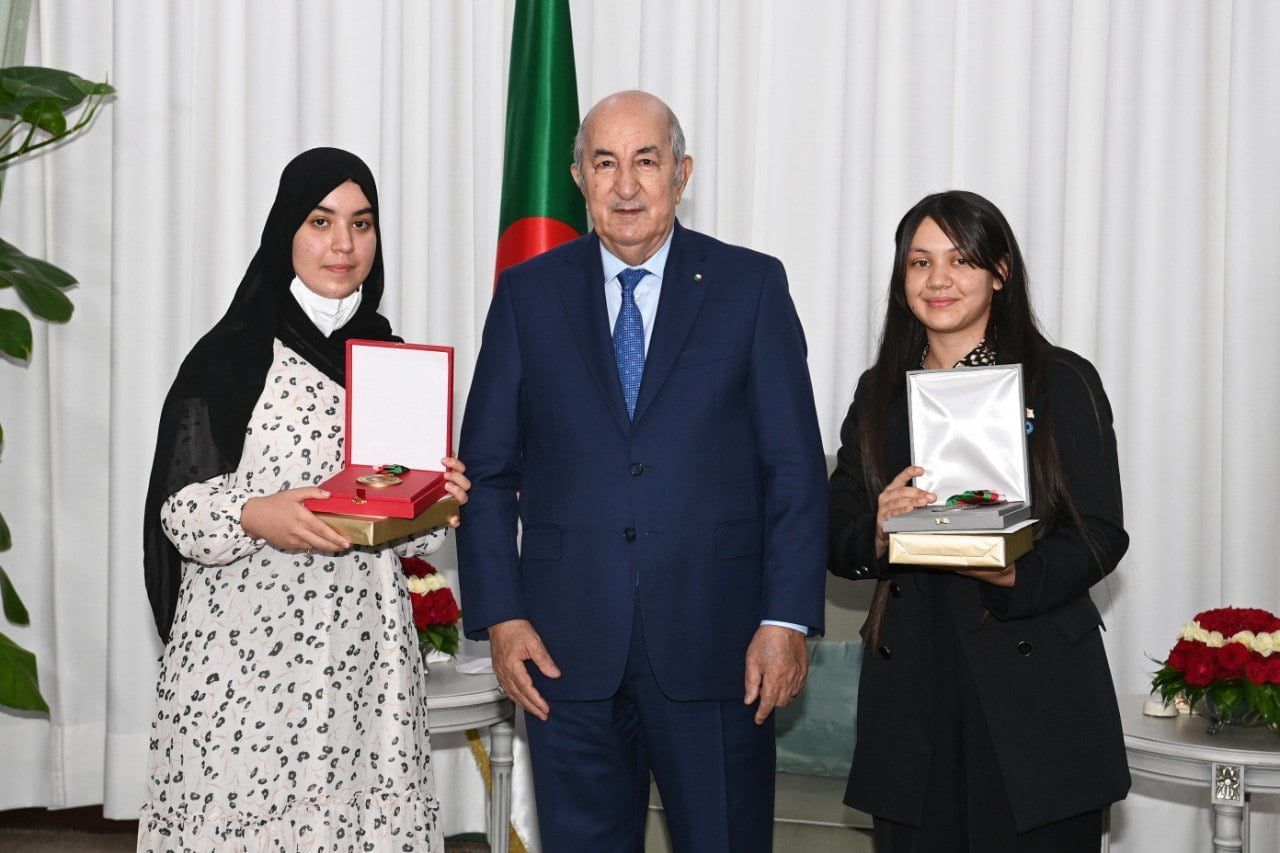 Bac 2022 : Les deux premières lauréates récompensées par le Chef de l'Etat Tebboune