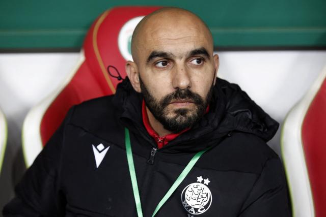 Algérie : Walid Regragui reçoit des fleurs