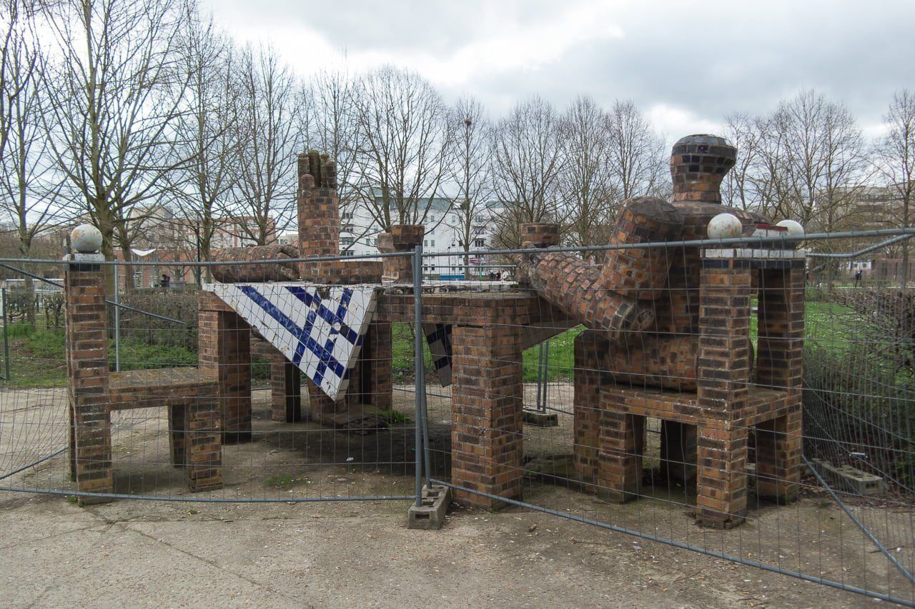 France : Une antenne du Département à Guyancourt endommagée par un algérien.