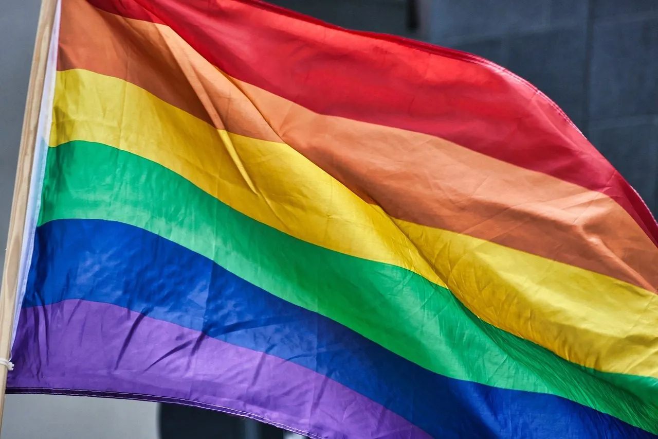 Inédit ! Plus de  couleurs arc-en-ciel dans le commerce en Algérie. Voici la politique du gouvernement.