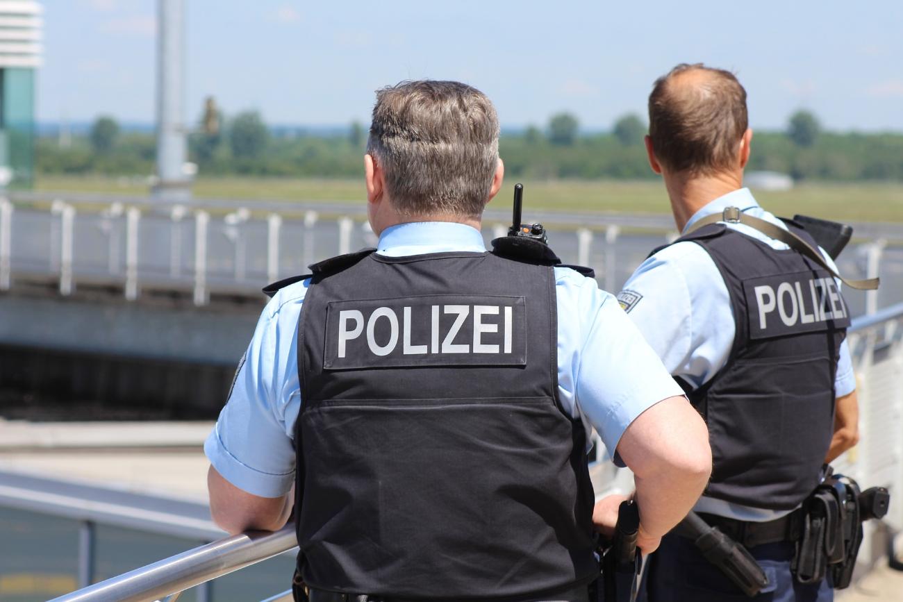Insolite! Ivre, il méconnait son épouse allongée dans son lit et appelle la police