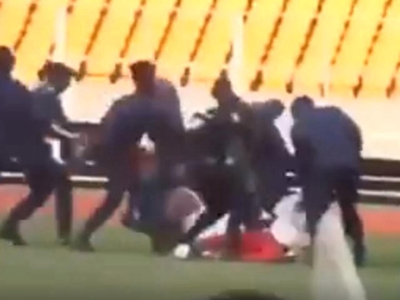 Insolite : un arbitre violemment agressé au Congo (Vidéo)