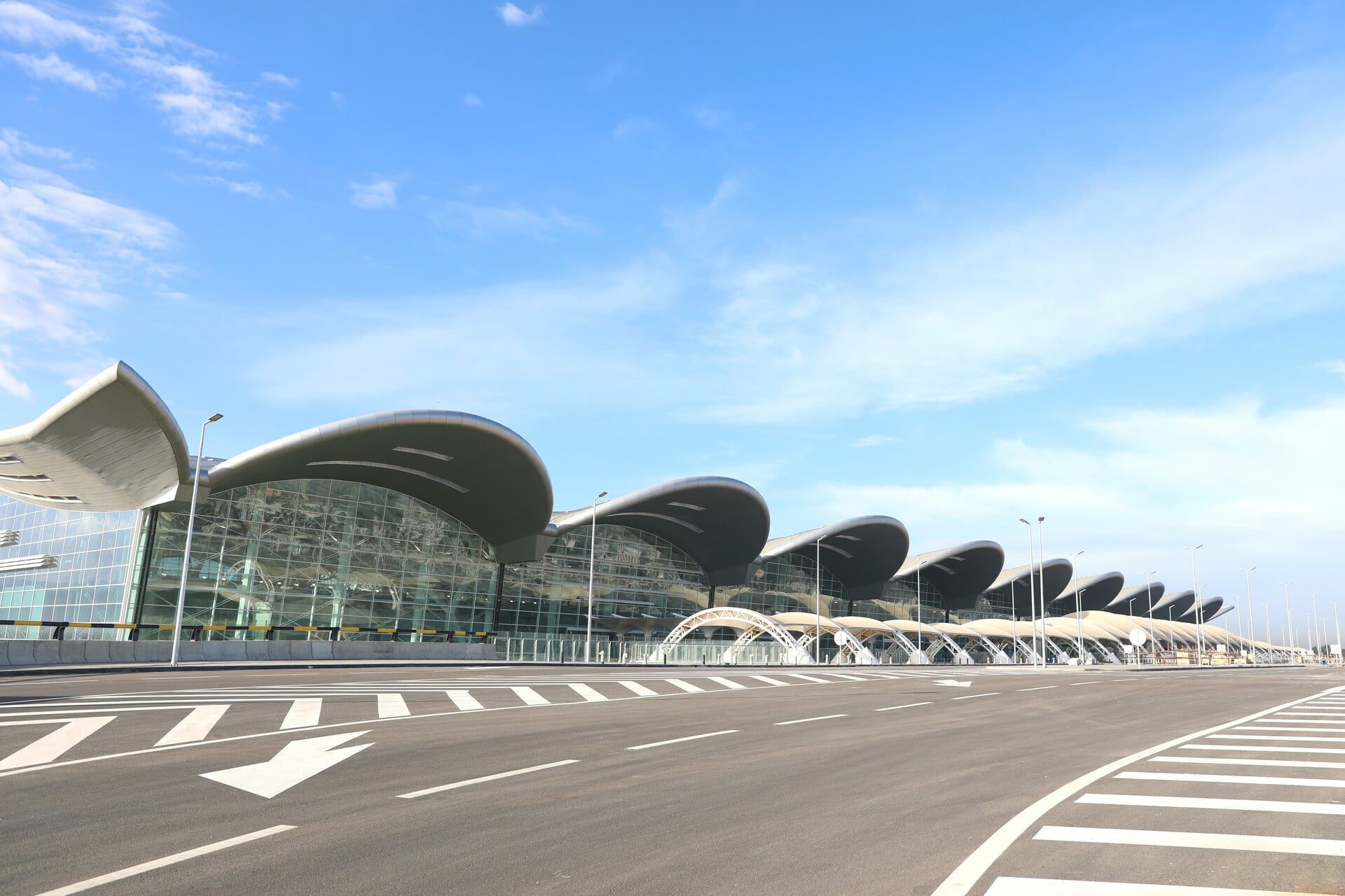  Une algérienne de France fait l’éloge de l’aéroport d’Alger et se fait dézinguer.