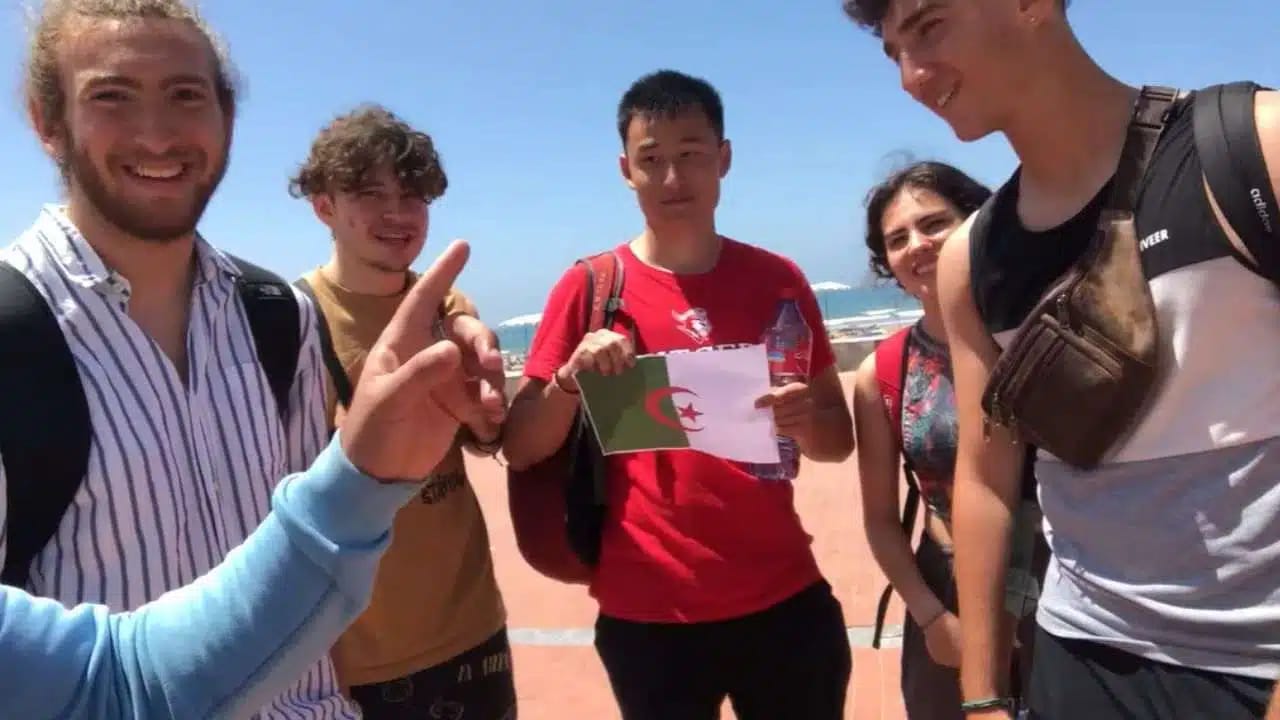 Un Marocain pose des questions sur l’Algérie à certains touristes étrangers à Agadir