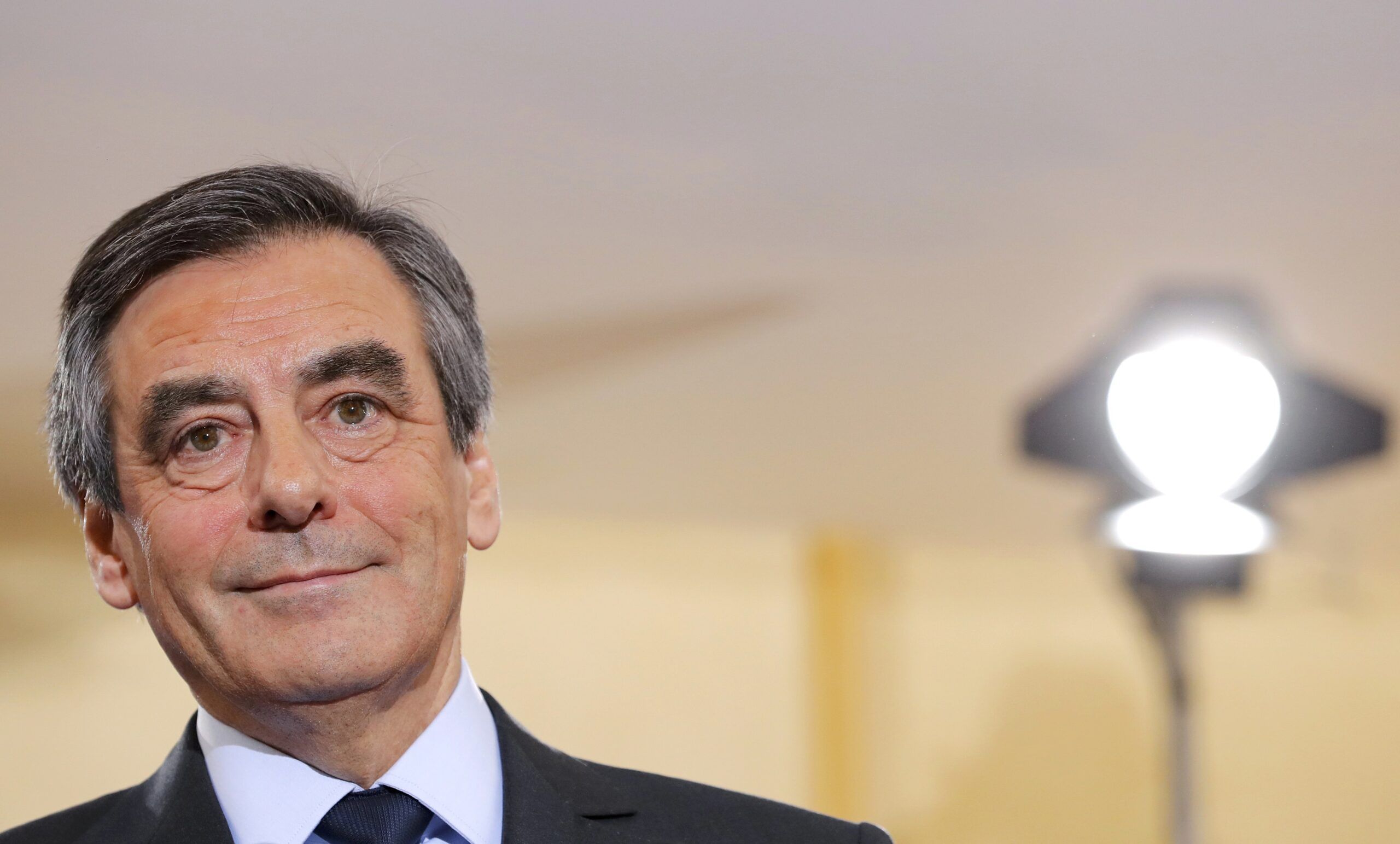 François Fillon  estime que  l'Algérie fait preuve d'ingérence