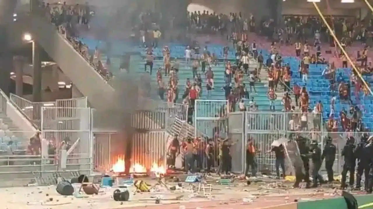 Un supporter armé d’une tronçonneuse lors du match de la JSK à Tunis (VIDÉO)