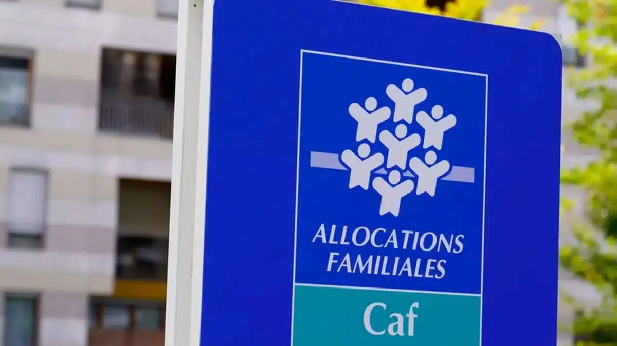 Ce couple possédant 500 000 euros en compte reçoit l'allocation familiale.