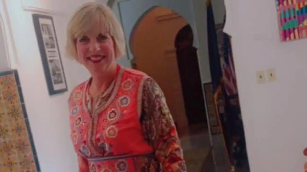 Regardez Elisabeth Moore, toute belle dans sa robe Kabyle. Image.