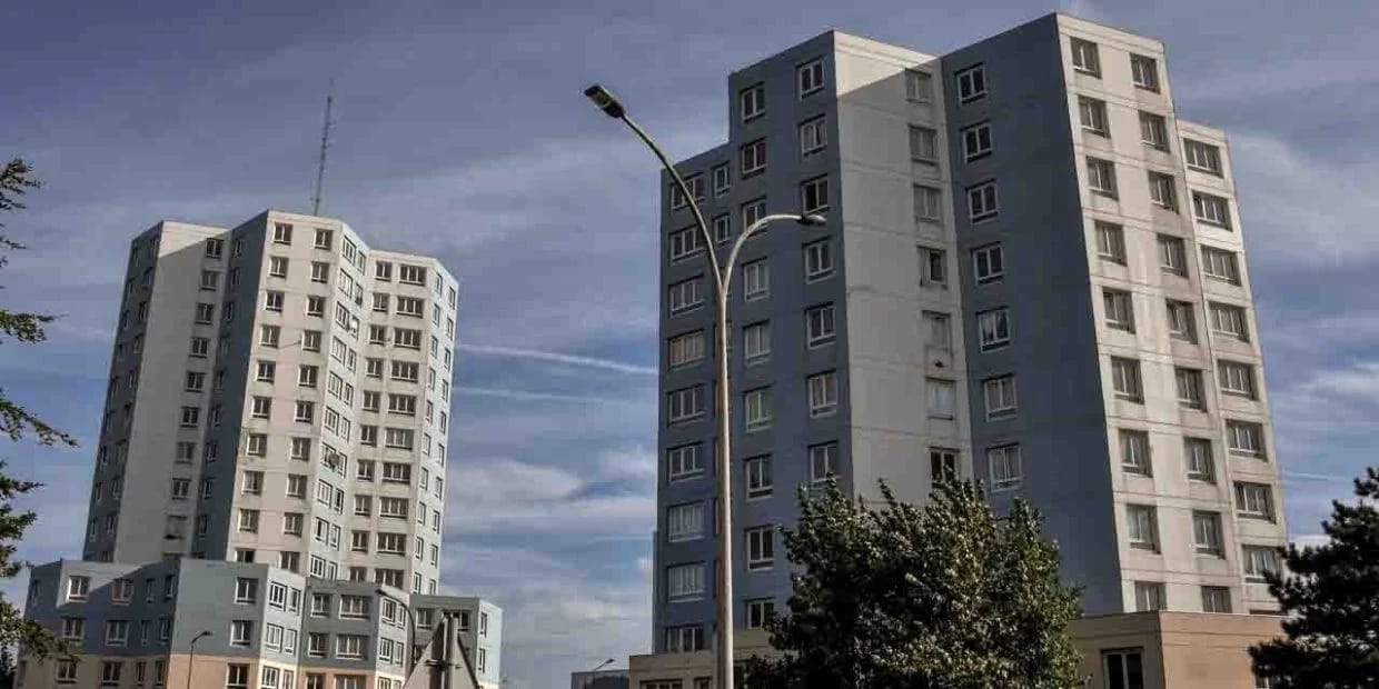 Cette algérienne découvre un cadavre dans sa résidence en France.