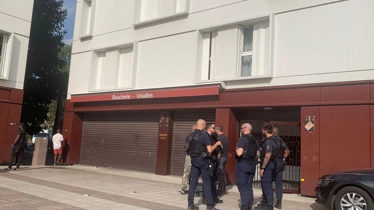 Femme retrouvée morte dans le congélateur d'un bouché algérien à Grigny : deux suspects, dont son compagnon, placés en détention provisoire.