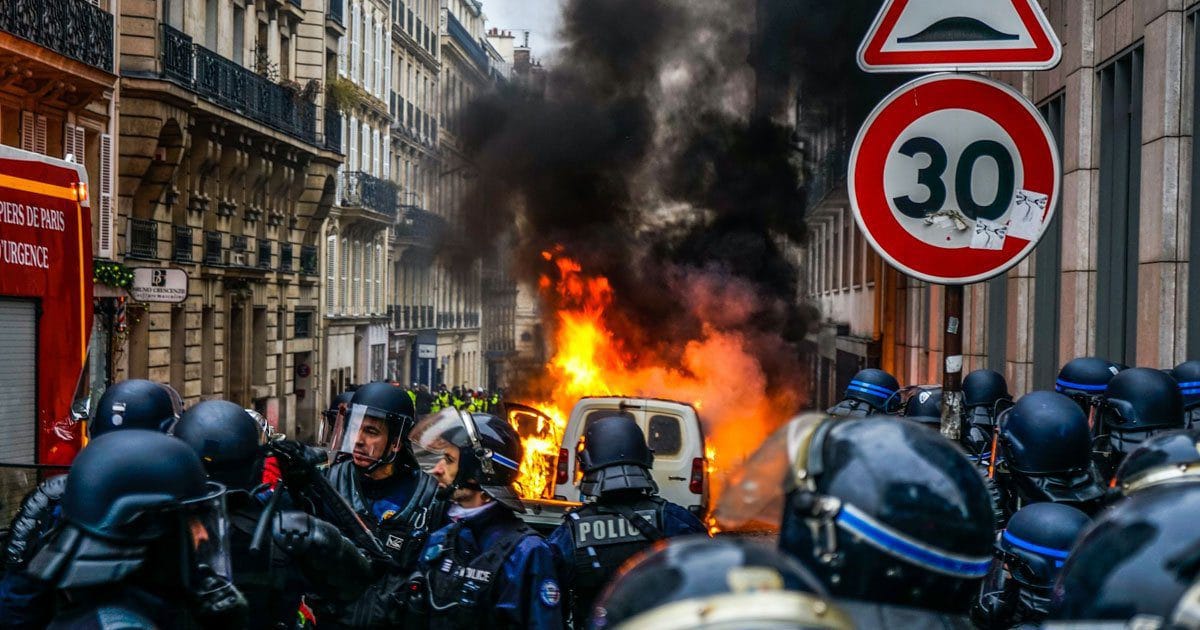 Selon un sondage, la police française est raciste