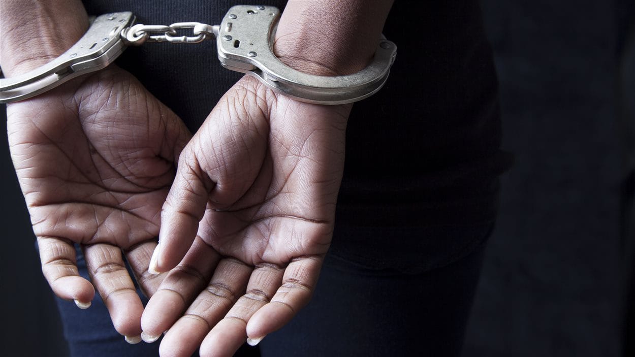 Paris : Un algérien poignarde sa femme de main ferme.