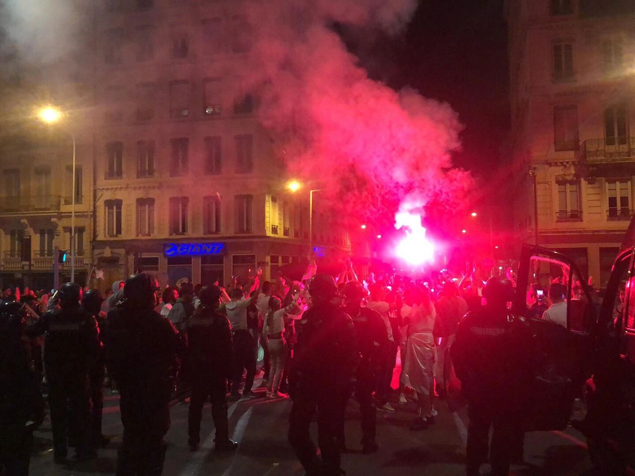 Les Algériens de France brûlent Paris (vidéo)